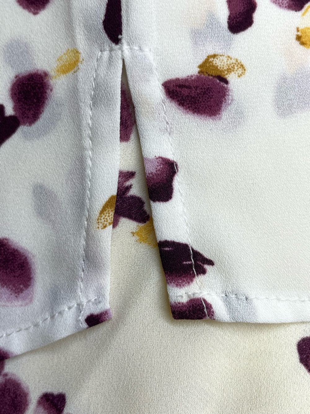 Reitmans Blouse Women Medium White Purple Petal Print V-Neck Cap Sleeve - Picture 7 of 7
